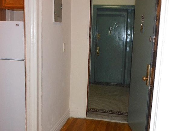 2nd image of 3229 Steuben Ave