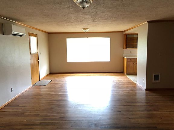 3rd image of 203 Crescent Dr