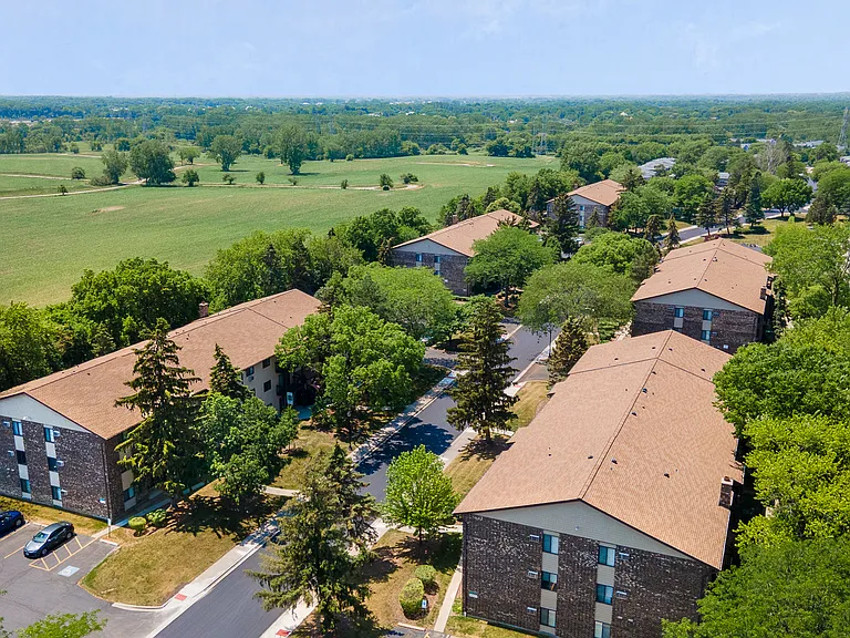 Emerald Pointe Apartments — Photo 14
