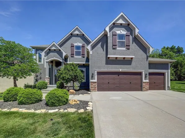 9709 Hollis Ln, Shawnee, KS 66227