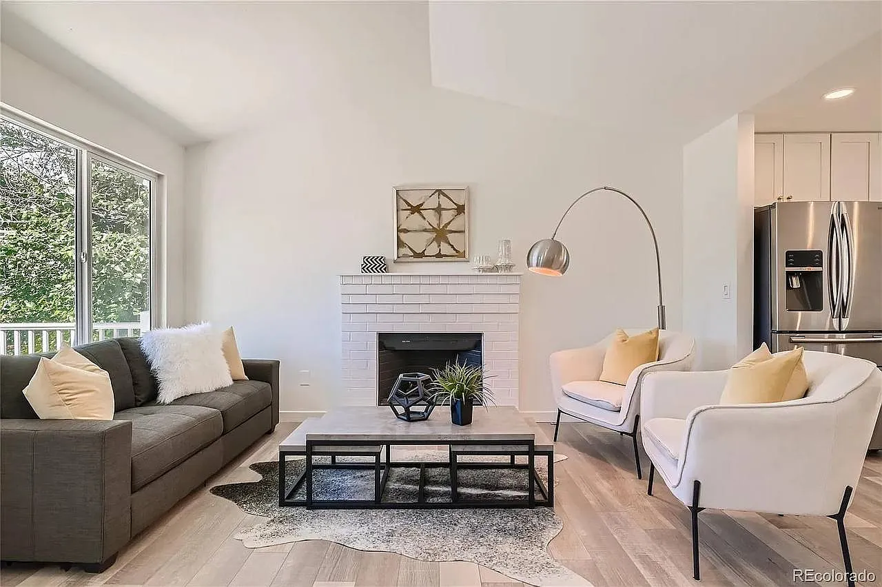 4 bed, 2042 sqft, $3,289 — Photo 4