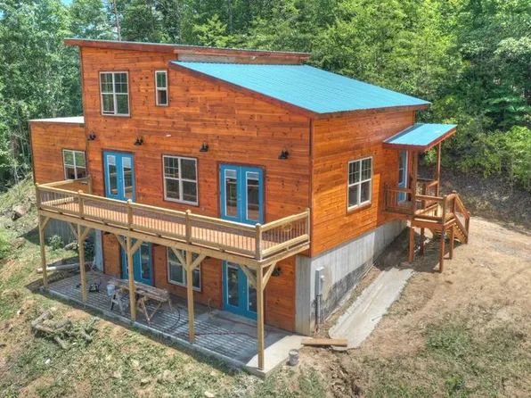 180 River Dr, Copperhill, TN 37317