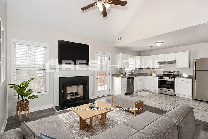 3 bed, 2.0 bath, 1210 sqft, $1,945 — Photo 3