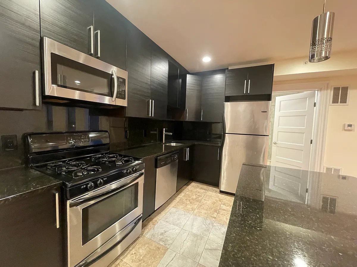 Building Photo - 1616 Beacon St #8