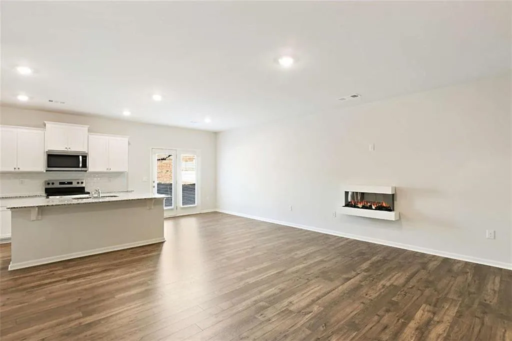 4 bed, 2.5 bath, $2,600 — Photo 4