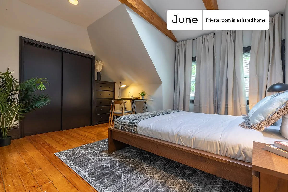 Queen bedroom in 5 bed/2 bath home in Allston #234 C — Photo 2