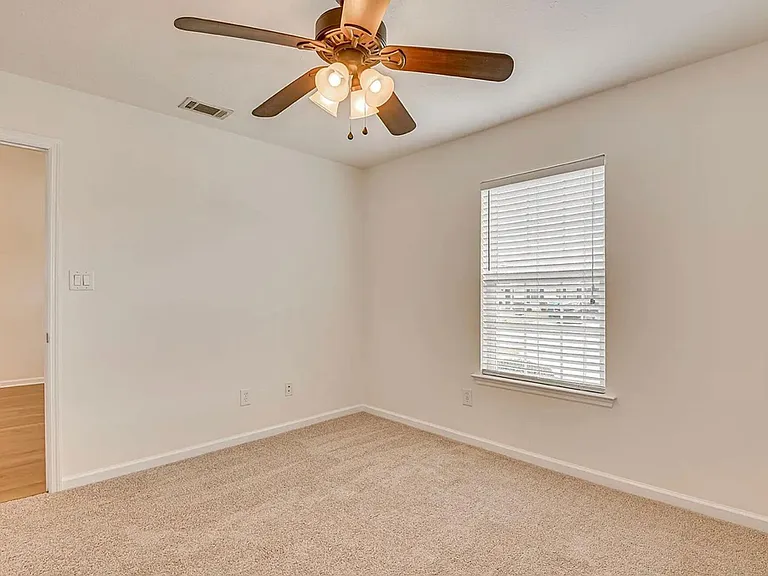 307 Brock Ln — Photo 6