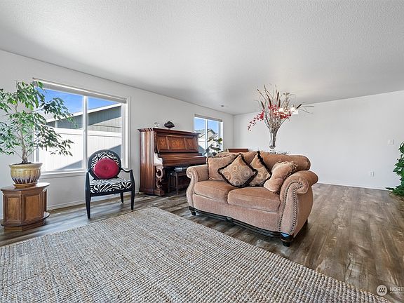 5th image of 820 Rocky Ave NE