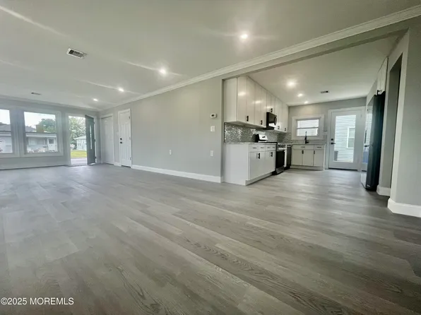 13 Saint Martin Place, Toms River, NJ 08757