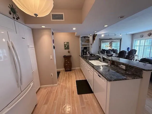 2 bed, 2.0 bath, 1401 sqft, $5,500 — Photo 3