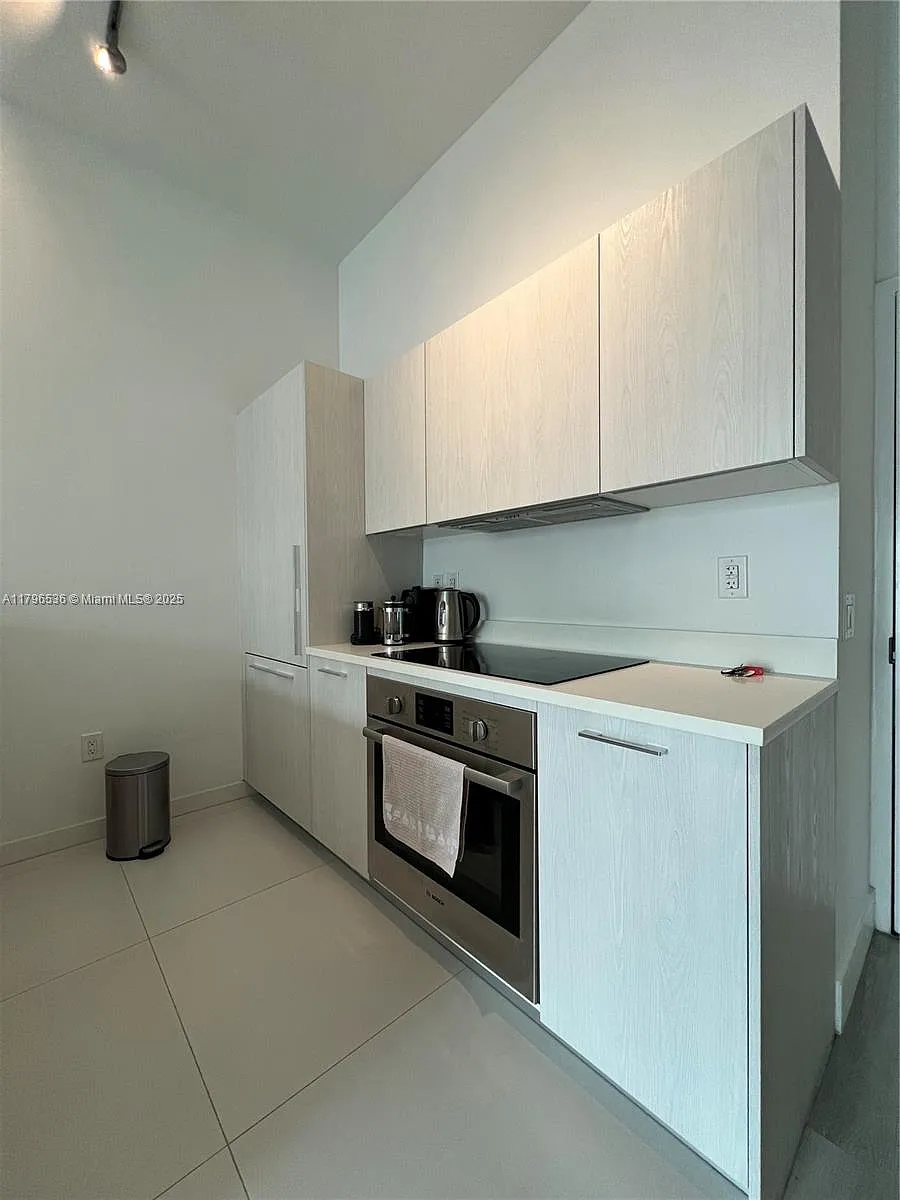 Building Photo - 501 NE 31st St #402