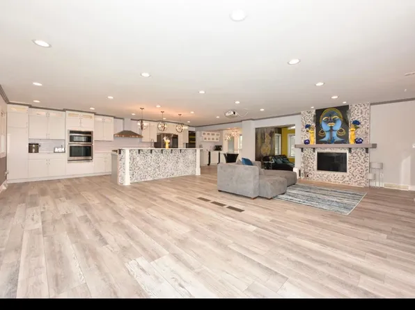 9245 N Carlotta Ln, Brown Deer, WI 53223