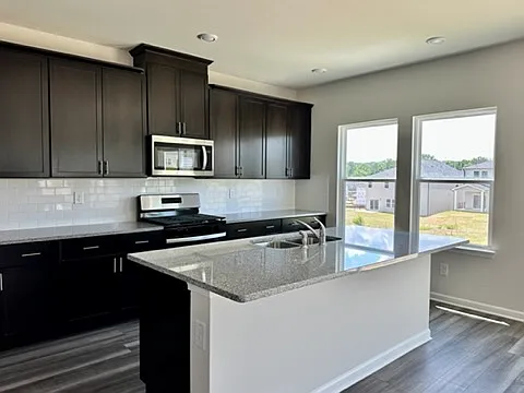 4 bed, 2.5 bath, 2479 sqft, $2,350 — Photo 4