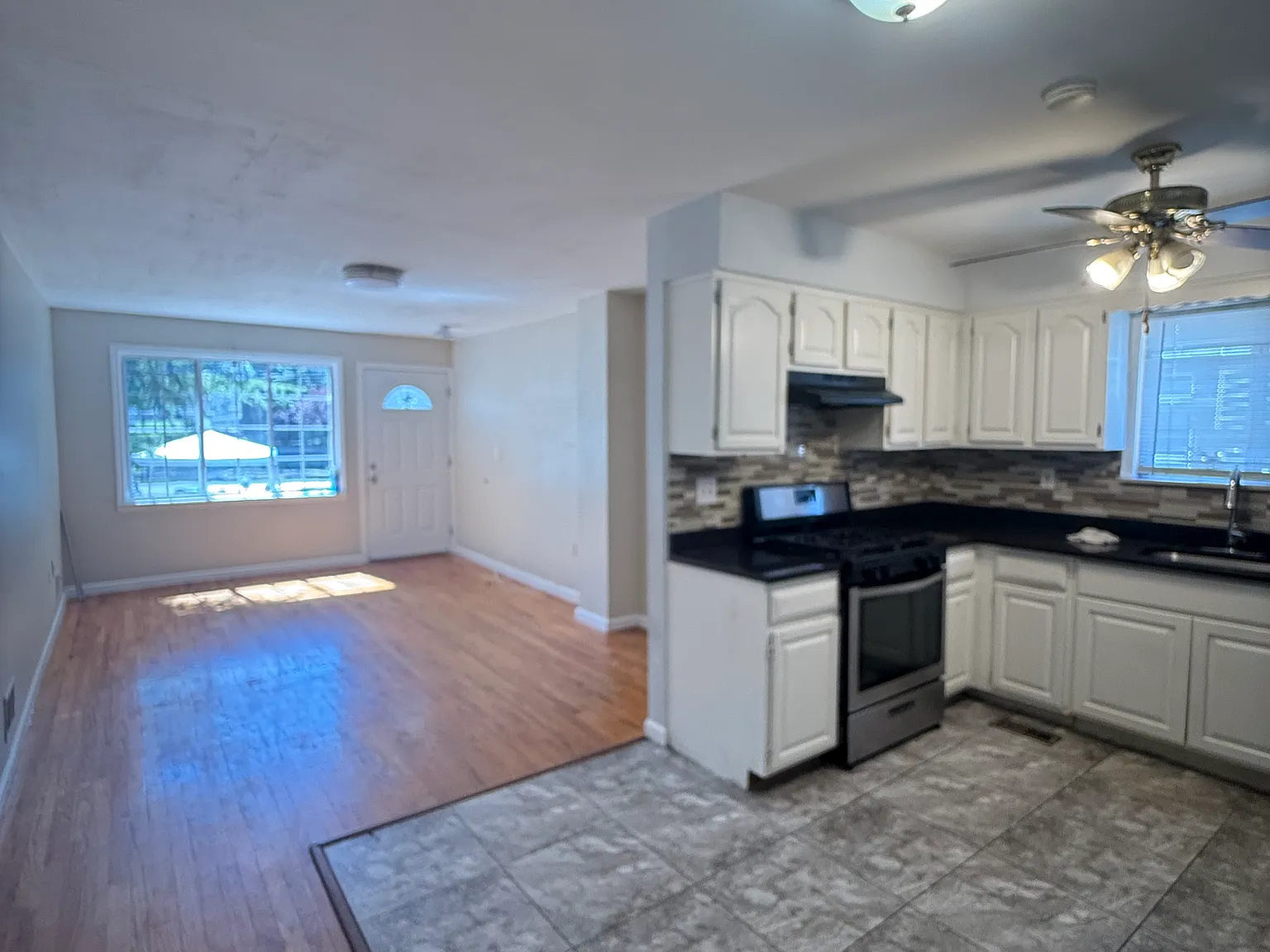 2 bed, 850 sqft, $2,400 — Photo 3