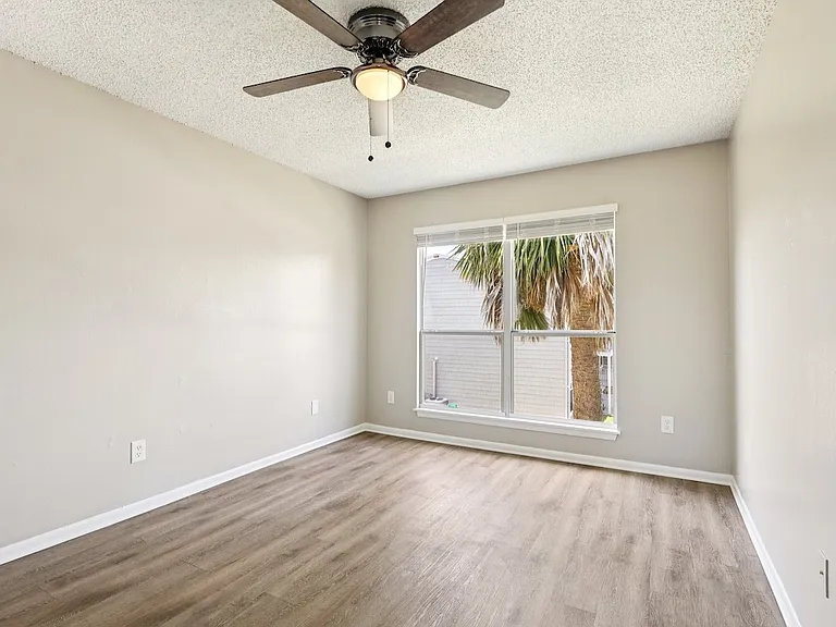 12th & Beach Apartments — Photo 31