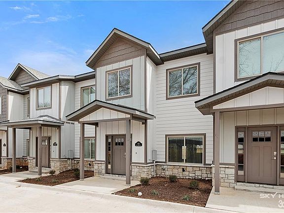 2nd image of 412 NW Retreat Ln