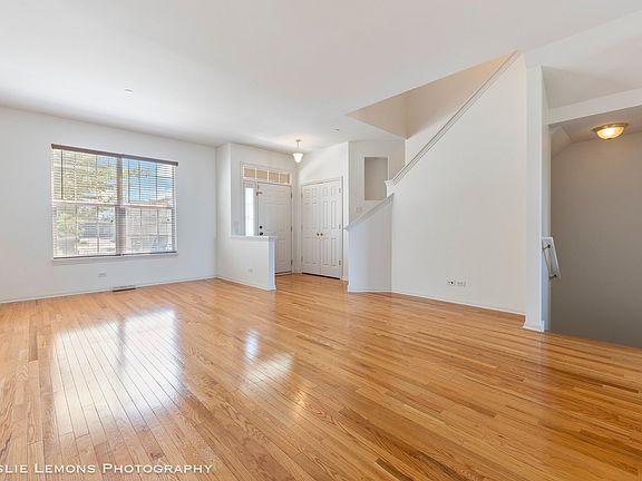 3rd image of 286 Broadmoor Ln