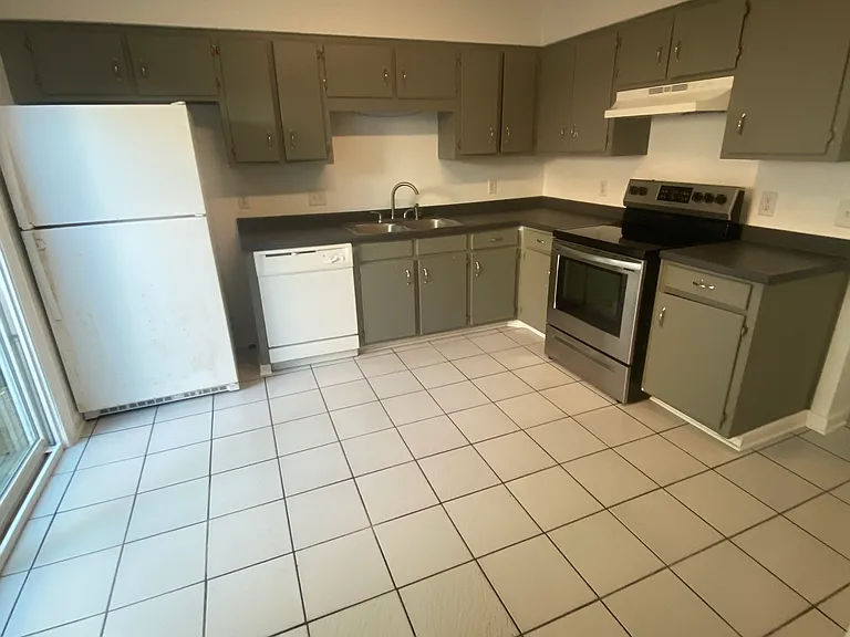 220 Ann Cir #4 — Photo 2