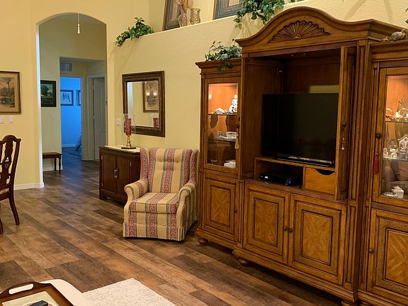 Ample Great Room w/ Cathedral Ceiling and Large TV