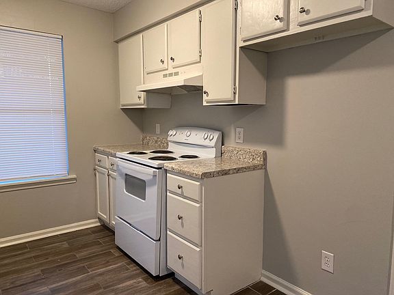 3rd image of 150 Stratford Ln