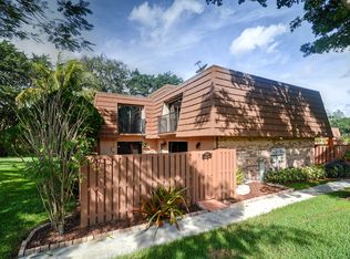 2574 Camelot Ct, Pembroke Pines, FL 33026