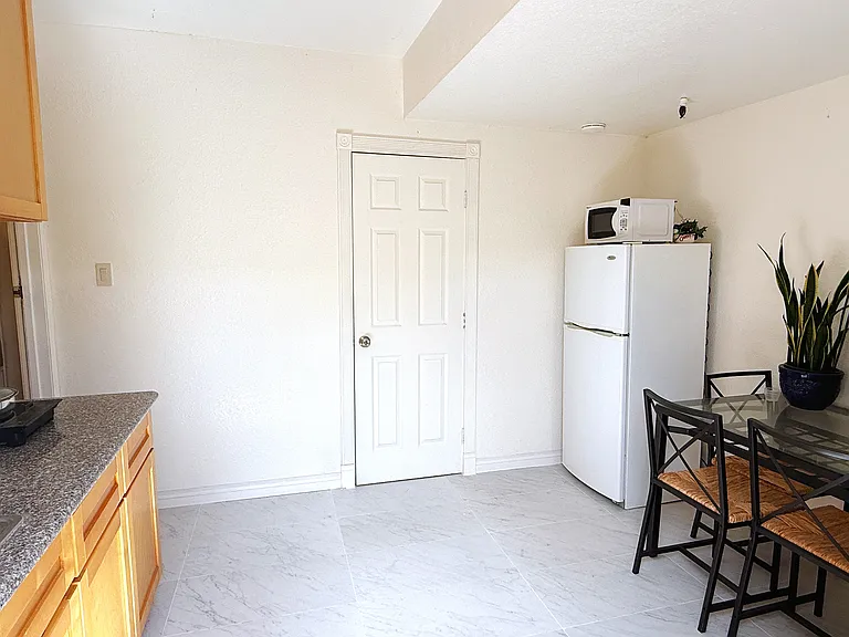 Laurel Ave — Photo 4
