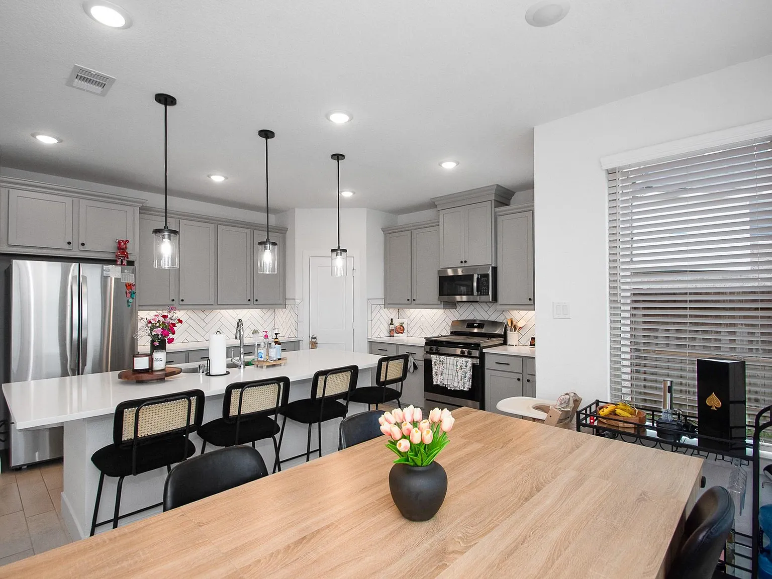 3 bed, 2.5 bath, 2025 sqft, $2,600 — Photo 3