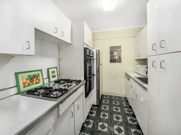 345 East 56th Street image 4 of 10