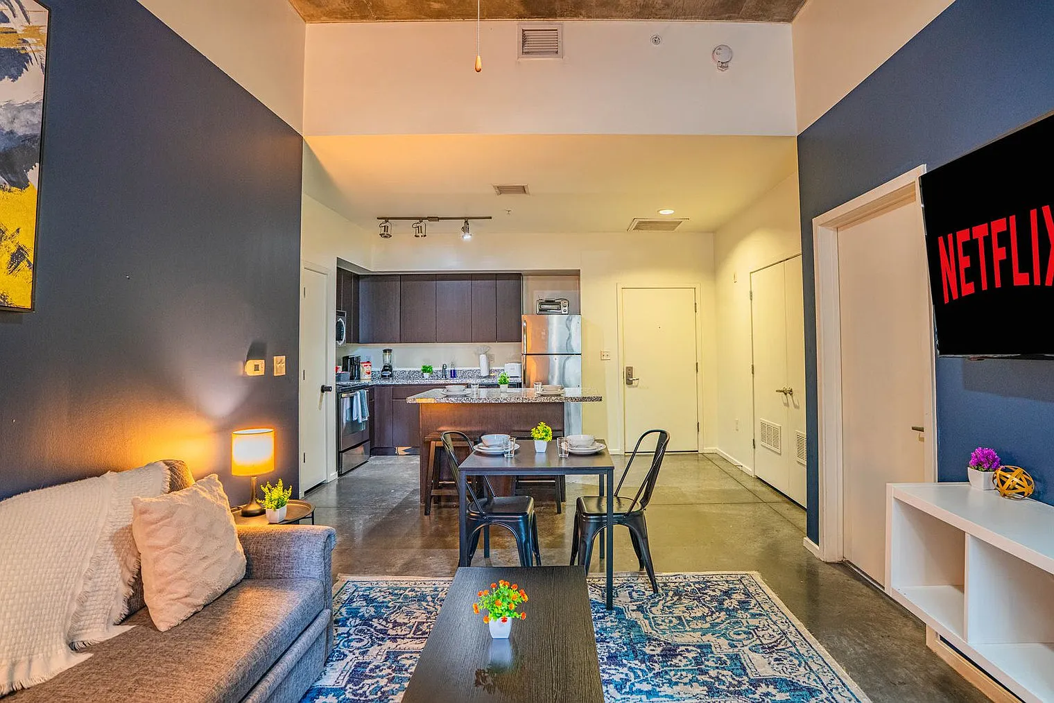 2 bed, 2.0 bath, 1302 sqft, $2,984 — Photo 2