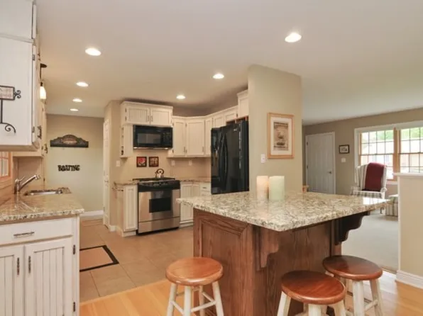 1006 Monroe Ave, Wauconda, IL 60084