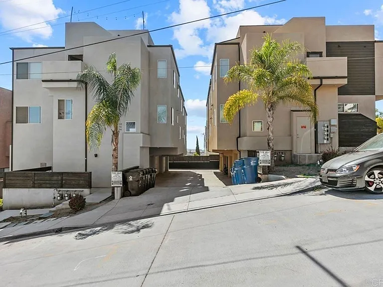 Gorgeous Townhome w/ Rooftop Deck and Ocean Views Near USD — Photo 2