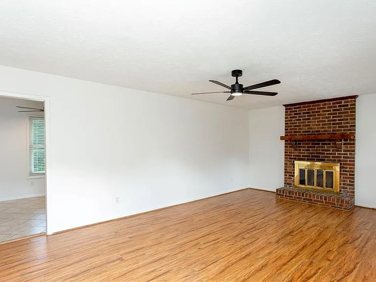 1093 Caprice Dr — Photo 8