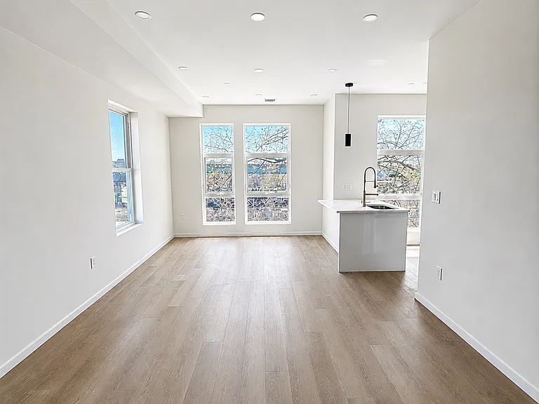 546 Saratoga St #3R — Photo 6