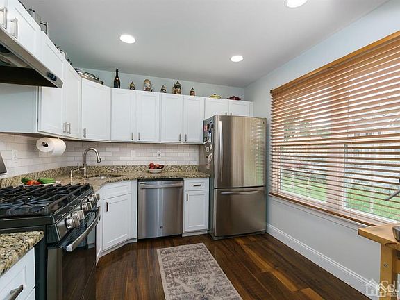 4th image of 364 Hadleigh Ln