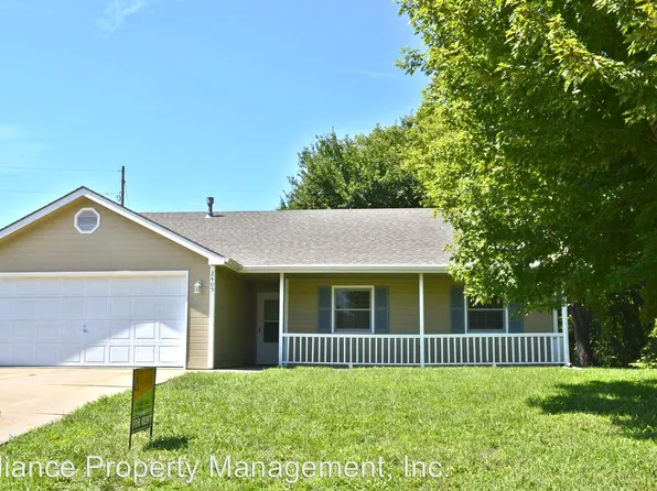 2405 Strawberry Cir, Manhattan, KS 66502