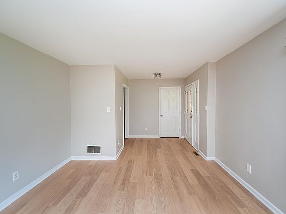 5th image of 325 Fairlane Dr