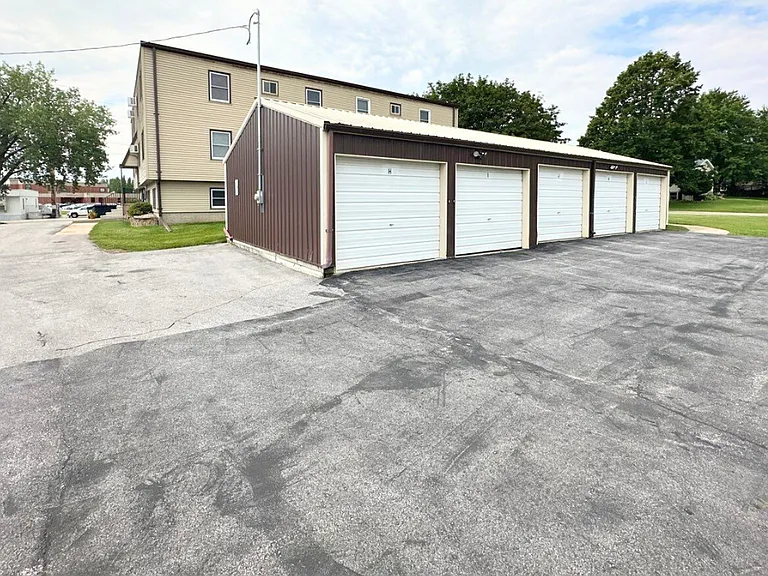 100 Park Lane Dr #1 — Photo 2
