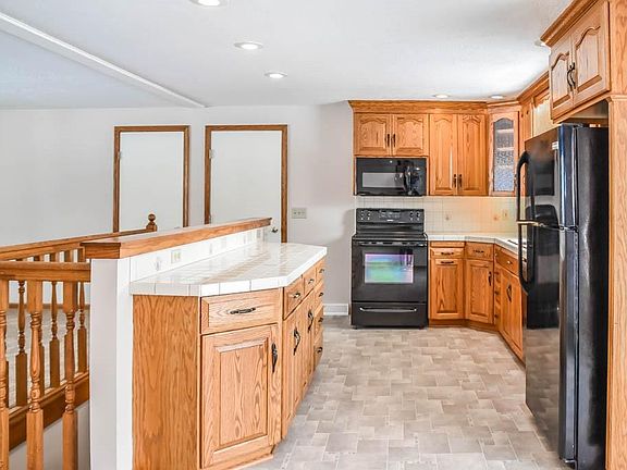 4th image of 5590 Clover St