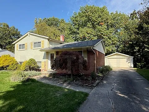 3 bed, 2.0 bath, 1445 sqft, $2,300 — Photo 2