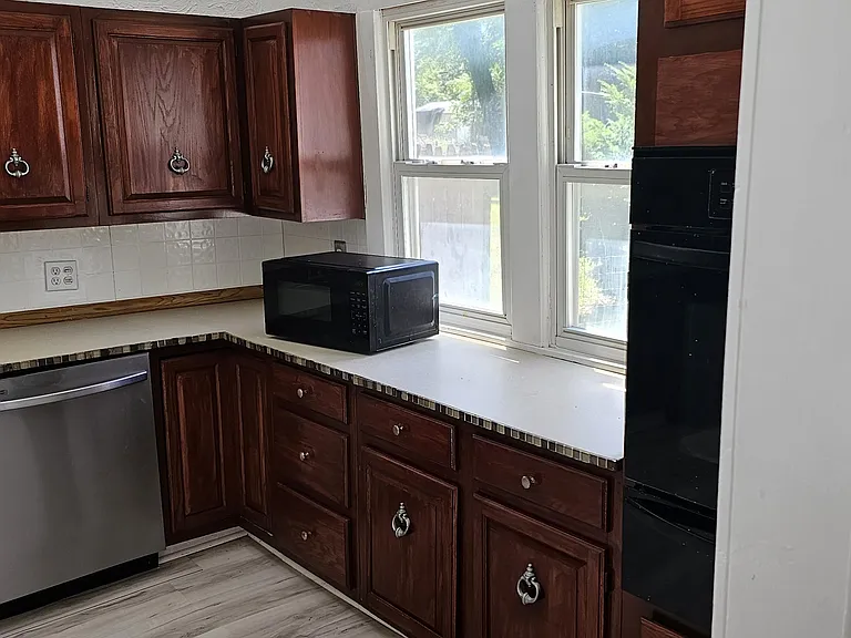 817 S Poplar St — Photo 4
