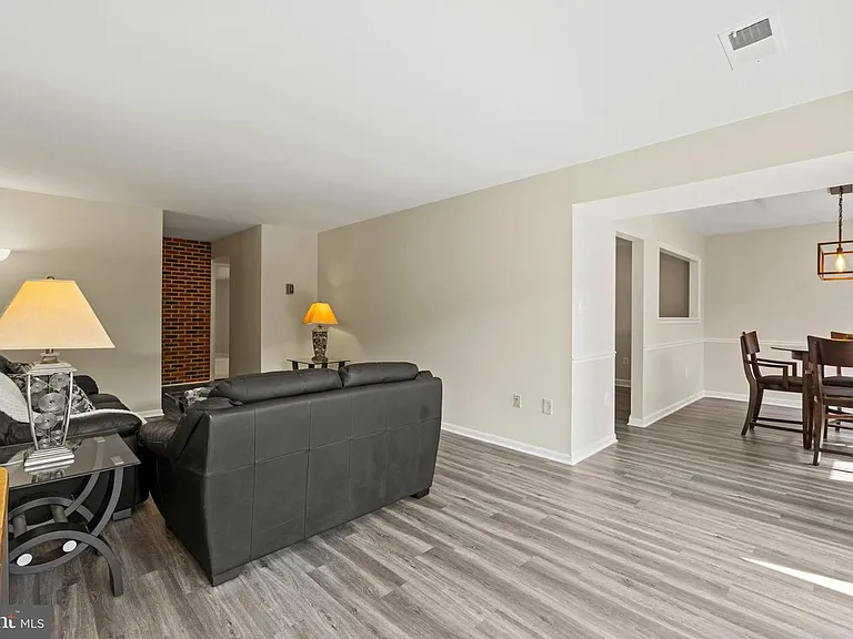 9705 Kings Crown Ct #101 — Photo 4
