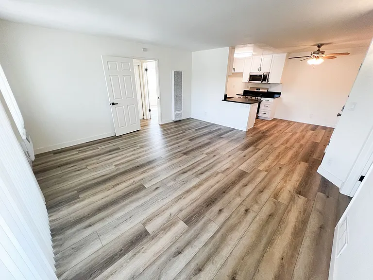 11018 Moorpark Apartments — Photo 29