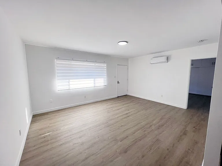 521-523 E Live Oak Ave — Photo 3