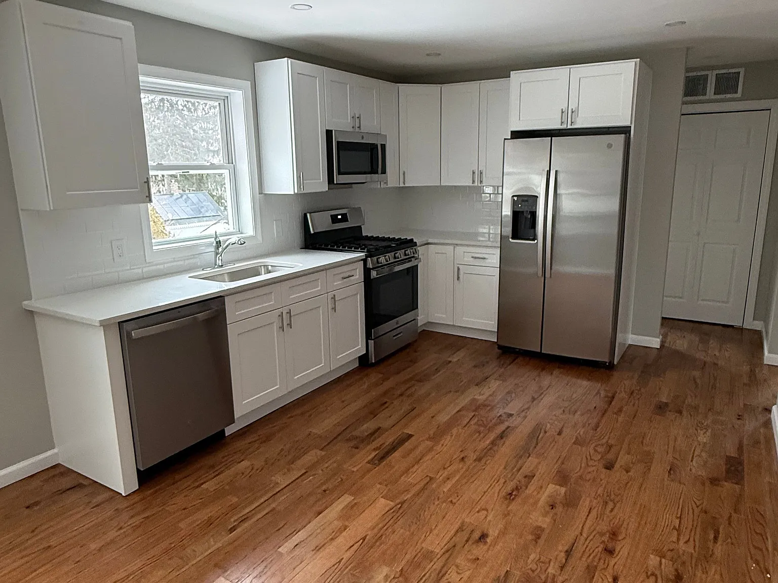 3 bed, 1.0 bath, 1010 sqft, $1,950 — Photo 1