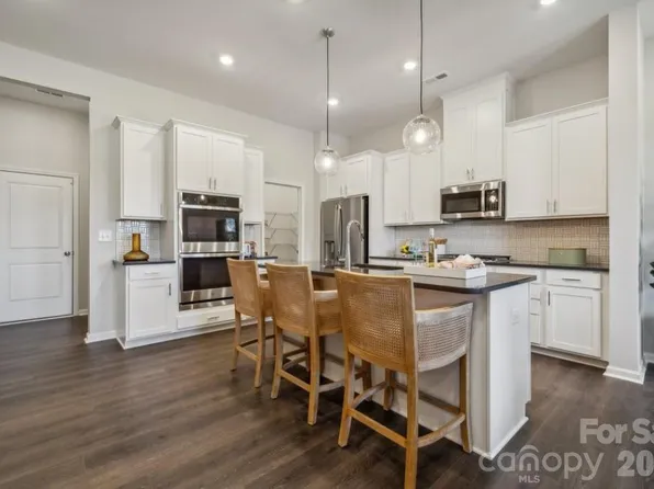 21209 Lake Run Dr, Charlotte, NC 28278