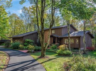 880 Center Rd, Hinckley, OH 44233