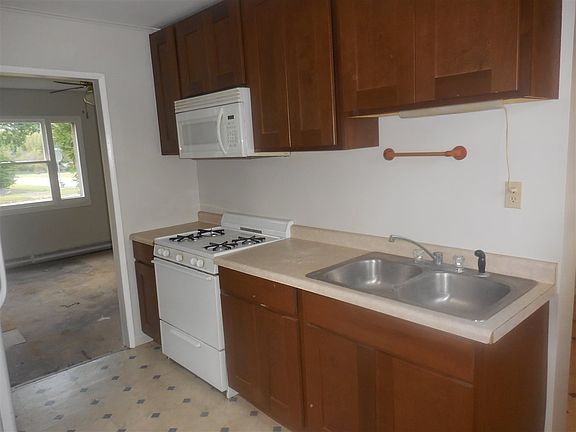 2nd image of 2421 E 4th St
