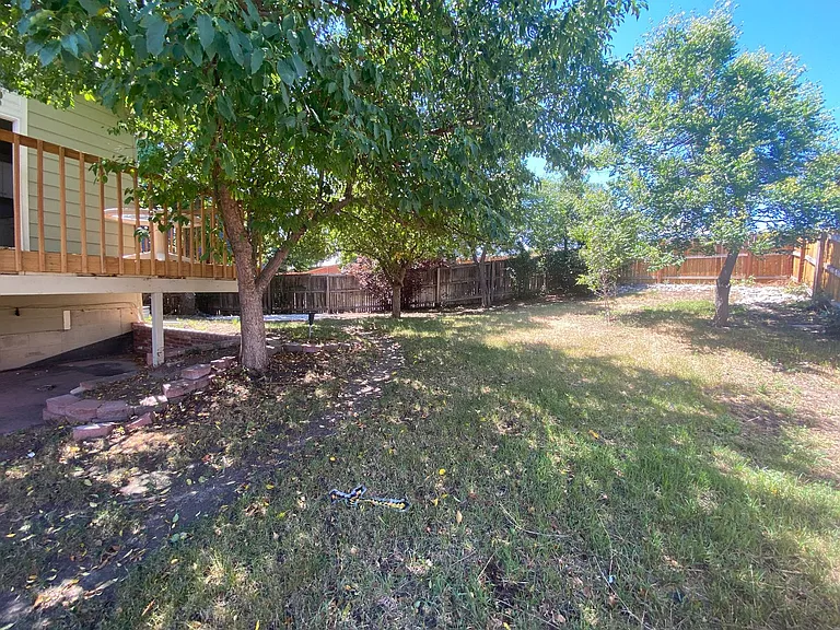 8665 Cloverleaf Cir — Photo 36