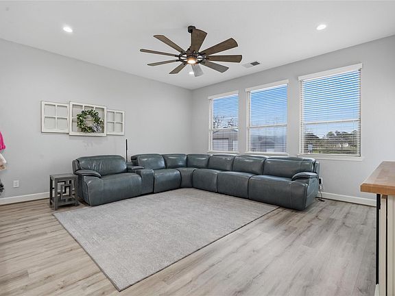 5th image of 615 Lilley Rd