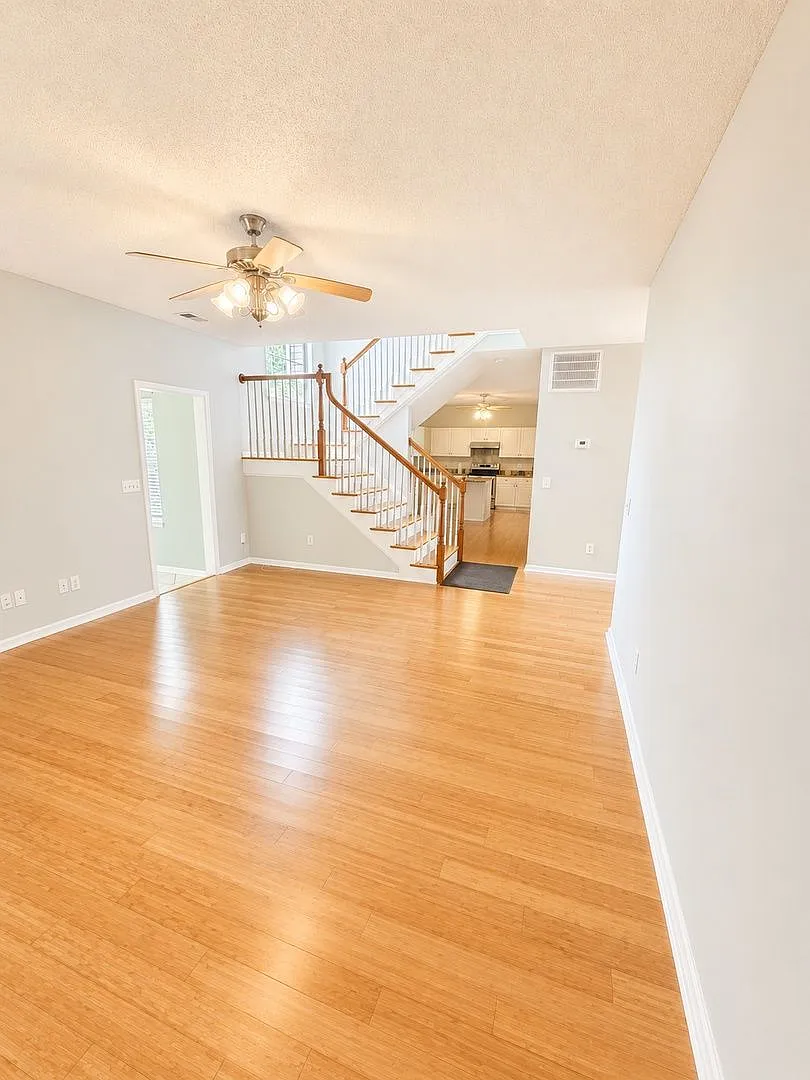 4 bed, 2.5 bath, 2310 sqft, $3,995 — Photo 4